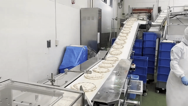 冷凍ピザ自動ケース詰め装置の画像